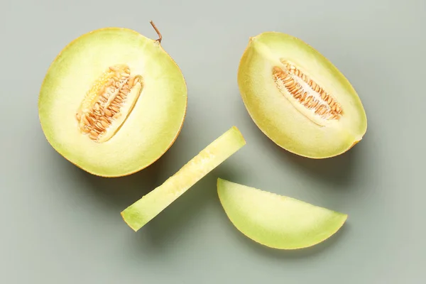 Hälften Söt Melon Med Bitar Grå Bakgrund — Stockfoto