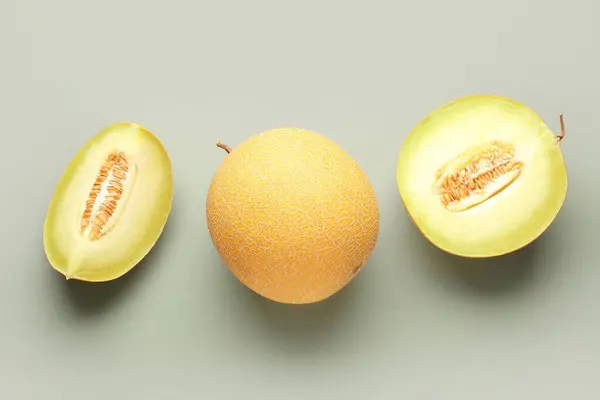 Melon Doux Avec Des Morceaux Sur Fond Gris — Photo