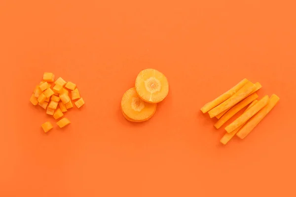 Rodajas Zanahorias Frescas Sobre Fondo Naranja — Foto de Stock