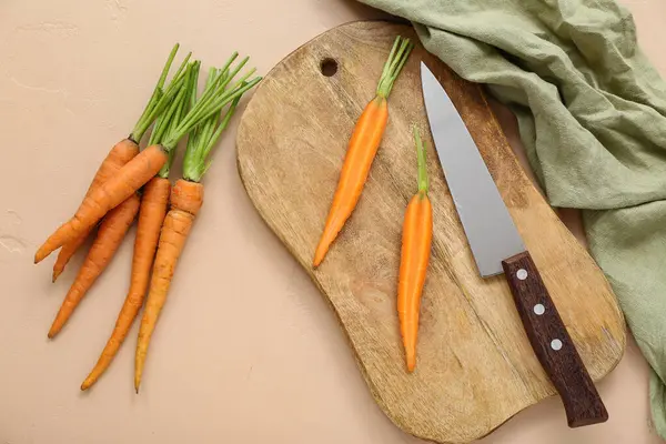 Fresh Carrots Wooden Board Halves Beige Background — Stock Photo, Image