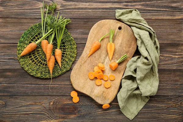 Свежая Морковь Доска Ломтиками Деревянном Фоне — стоковое фото