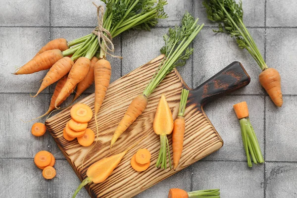 Fresh Carrots Wooden Board Slices Grey Tile Background — Stock Photo, Image