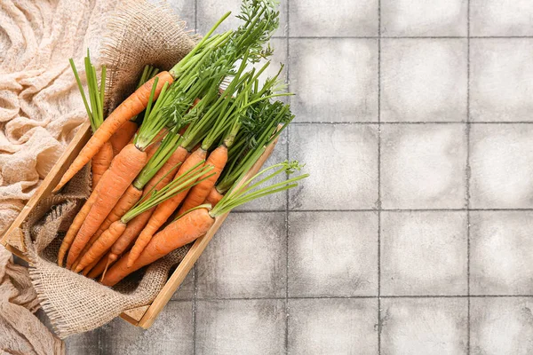 Деревянная Коробка Свежей Морковью Сером Фоне Плитки — стоковое фото