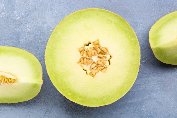 Hälften Söt Melon Med Bitar Blå Bakgrund — Stockfoto