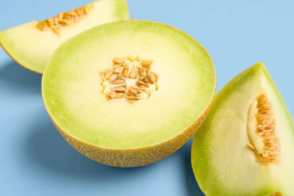 Hälften Söt Melon Med Bitar Blå Bakgrund — Stockfoto