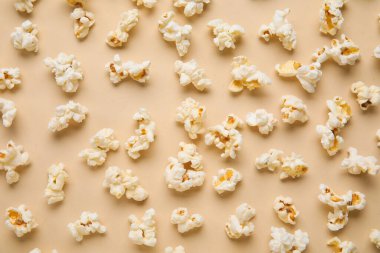 Bej arka planda lezzetli patlamış mısır