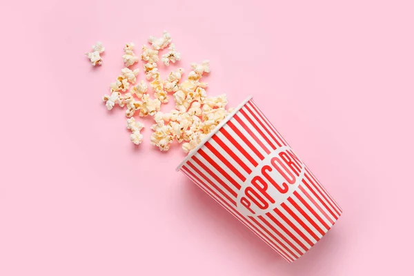 Eimer Mit Leckerem Popcorn Auf Rosa Hintergrund — Stockfoto