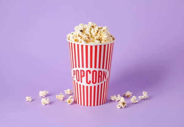 Emmer Met Lekkere Popcorn Paarse Achtergrond — Stockfoto