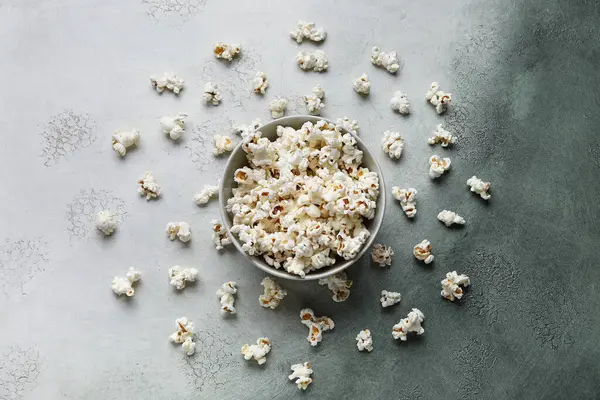 Mísa Chutným Popcornem Šedém Pozadí — Stock fotografie
