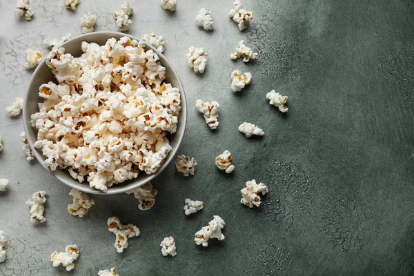 Mísa Chutným Popcornem Šedém Pozadí — Stock fotografie
