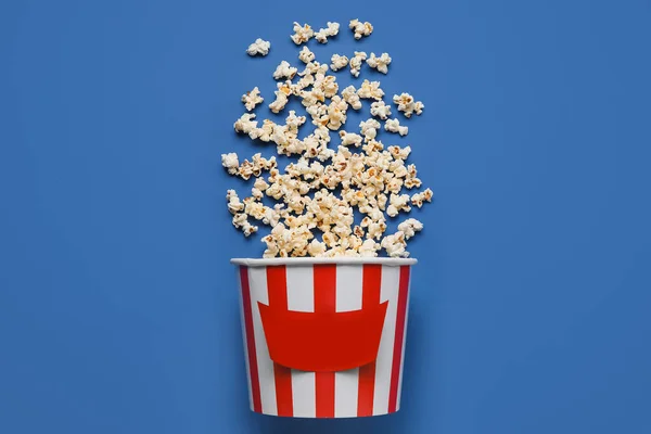 Emmer Met Lekkere Popcorn Blauwe Achtergrond — Stockfoto