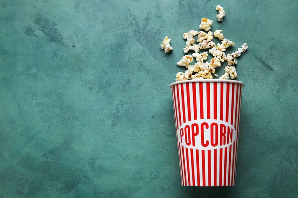 Eimer Mit Leckerem Popcorn Auf Grünem Hintergrund — Stockfoto