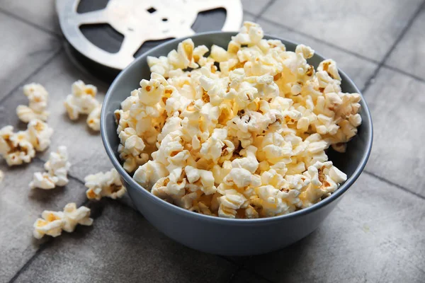 Bowl Tasty Popcorn Film Reel Grey Tile Background — Stock Photo, Image