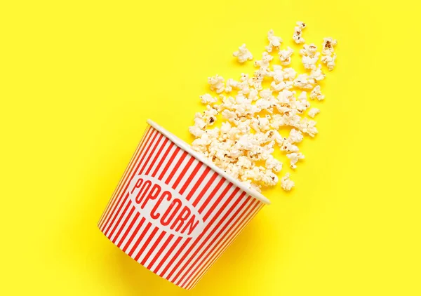 Eimer Mit Leckerem Popcorn Auf Gelbem Hintergrund — Stockfoto