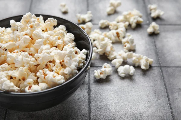 Bowl Tasty Popcorn Grey Tile Background — Stock Photo, Image