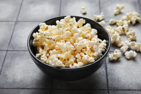 Bowl Tasty Popcorn Grey Tile Background — Stock Photo, Image
