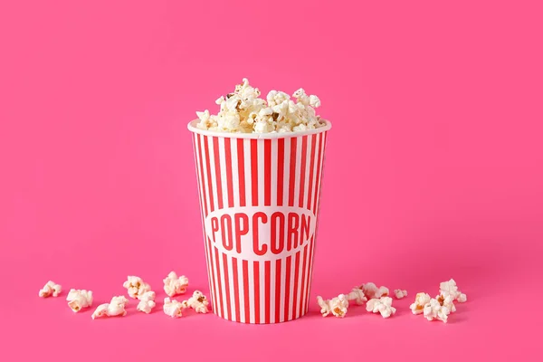 Eimer Mit Leckerem Popcorn Auf Rosa Hintergrund — Stockfoto