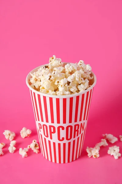 Emmer Met Lekkere Popcorn Roze Achtergrond — Stockfoto