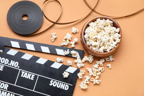 Miska Smacznym Popcornem Klapperem Rolką Filmową Brązowym Tle — Zdjęcie stockowe