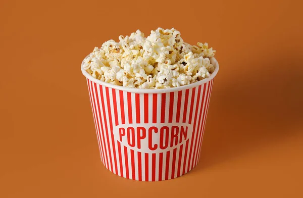 Emmer Met Lekkere Popcorn Bruine Achtergrond — Stockfoto