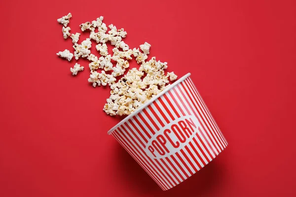 Emmer Met Lekkere Popcorn Rode Achtergrond — Stockfoto