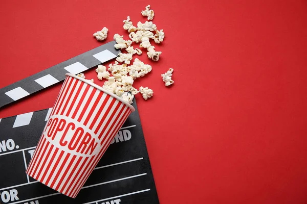 Eimer Mit Leckerem Popcorn Und Klappbrett Auf Rotem Hintergrund — Stockfoto
