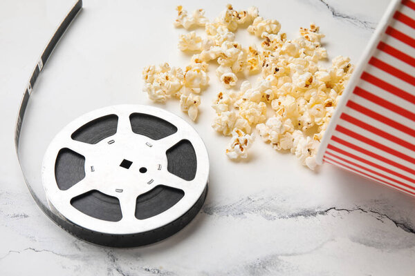 Ведро с вкусным попкорном и пленкой на белом фоне