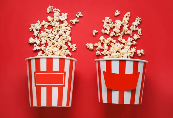 Eimer Mit Leckerem Popcorn Auf Rotem Hintergrund — Stockfoto
