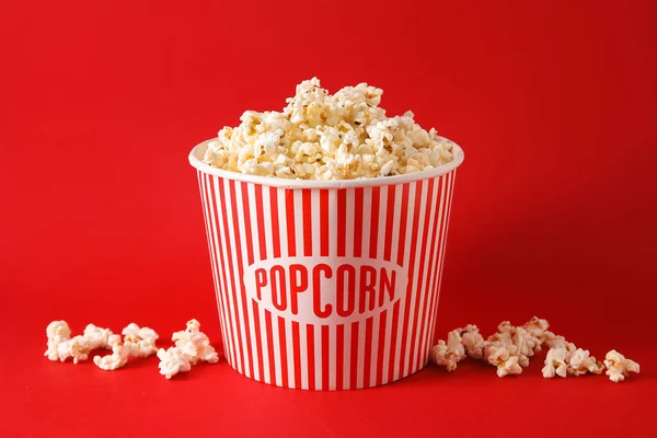 Emmer Met Lekkere Popcorn Rode Achtergrond — Stockfoto