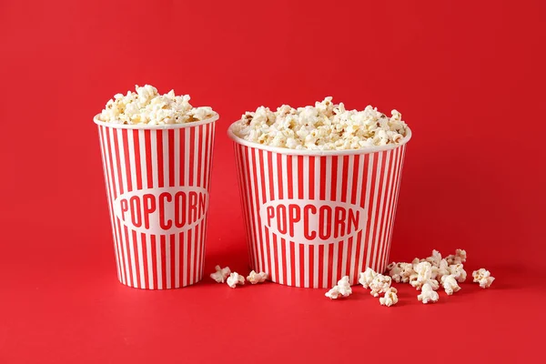 Emmers Met Lekkere Popcorn Rode Achtergrond — Stockfoto