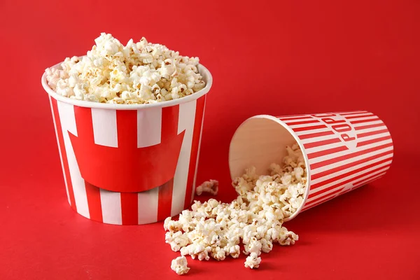Emmers Met Lekkere Popcorn Rode Achtergrond — Stockfoto