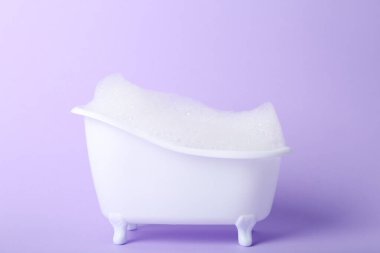 Leylak arkaplan köpüklü küçük küvet