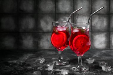 Koyu arkaplanda lezzetli kan portakallı limonata bardakları