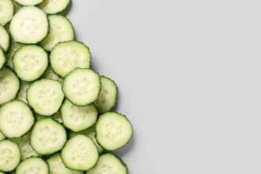 Gri arka planda salatalık dilimleri