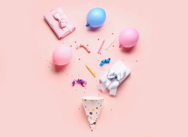 Soluk pembe arkaplanda farklı parti dekoruna sahip kompozisyon