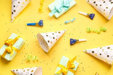 Sarı arkaplanda farklı bir parti dekoru