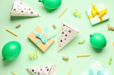 Soluk yeşil arkaplanda farklı bir parti dekoru