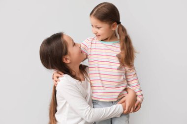 Sevimli küçük kız kardeşler sarılıyor arka planda