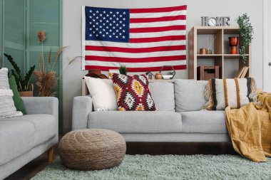 Amerika bayrağı asılmış şık bir oturma odası.
