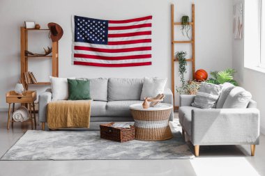 Amerika bayrağı asılmış şık bir oturma odası.