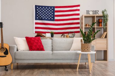 Modern oturma odasının içinde Amerikan bayrağı asılı.
