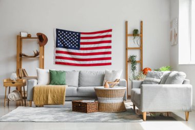 Amerika bayrağı asılmış şık bir oturma odası.