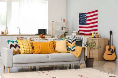 Amerikan bayrağı asılmış modern mutfağın içi.