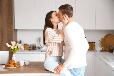 mutlu genç çift mutfakta öpüşme