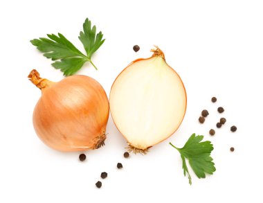 Beyaz arka planda taze soğan, maydanoz ve biber.