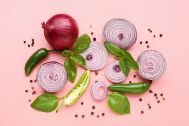 Pembe arka planda taze soğan, jalapeno ve baharatlı kompozisyon