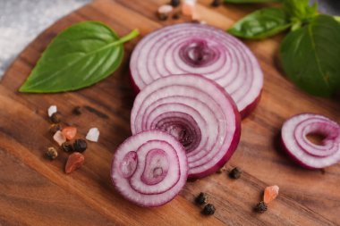 Masada taze soğan dilimleri ve baharatlar var. Yakın plan.