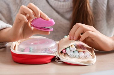 Masada kalem kılıfı ve zımba taşıyan küçük kız, yakın plan.