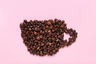 Pembe arka planda kahve fincanı.