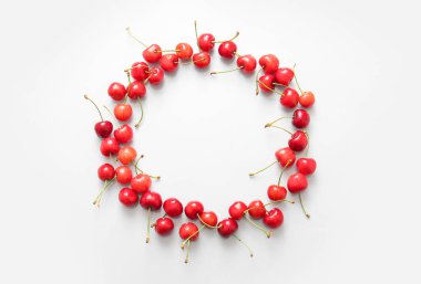 Beyaz arkaplanda tatlı kirazlardan yapılmış çerçeve